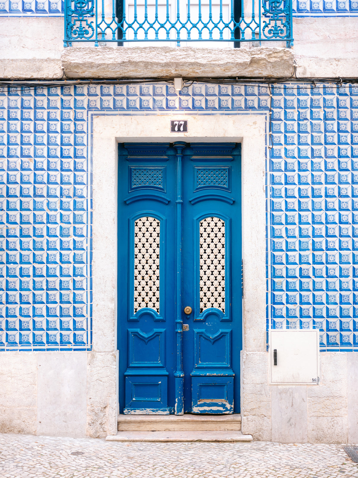 framedcanvas-print-blue-lisbon