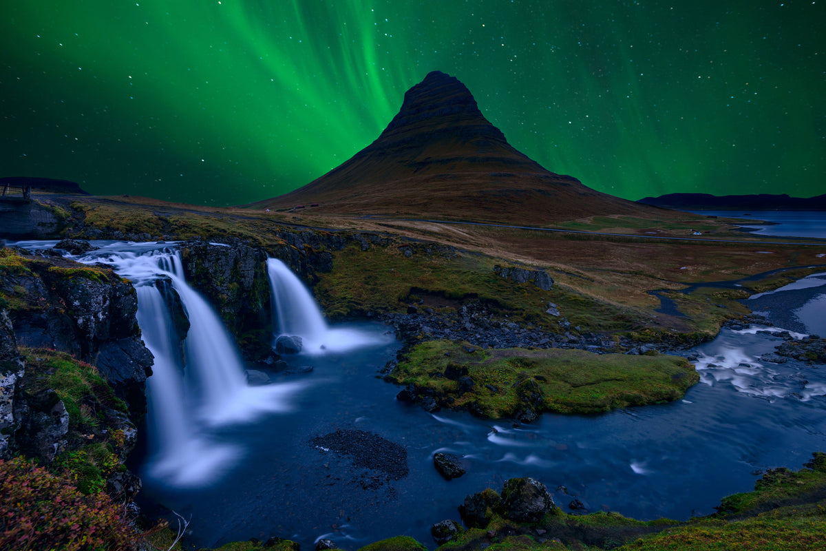 modern-3-piece-aluminium-print-kirkjufell-under-a-boreal-green-sky