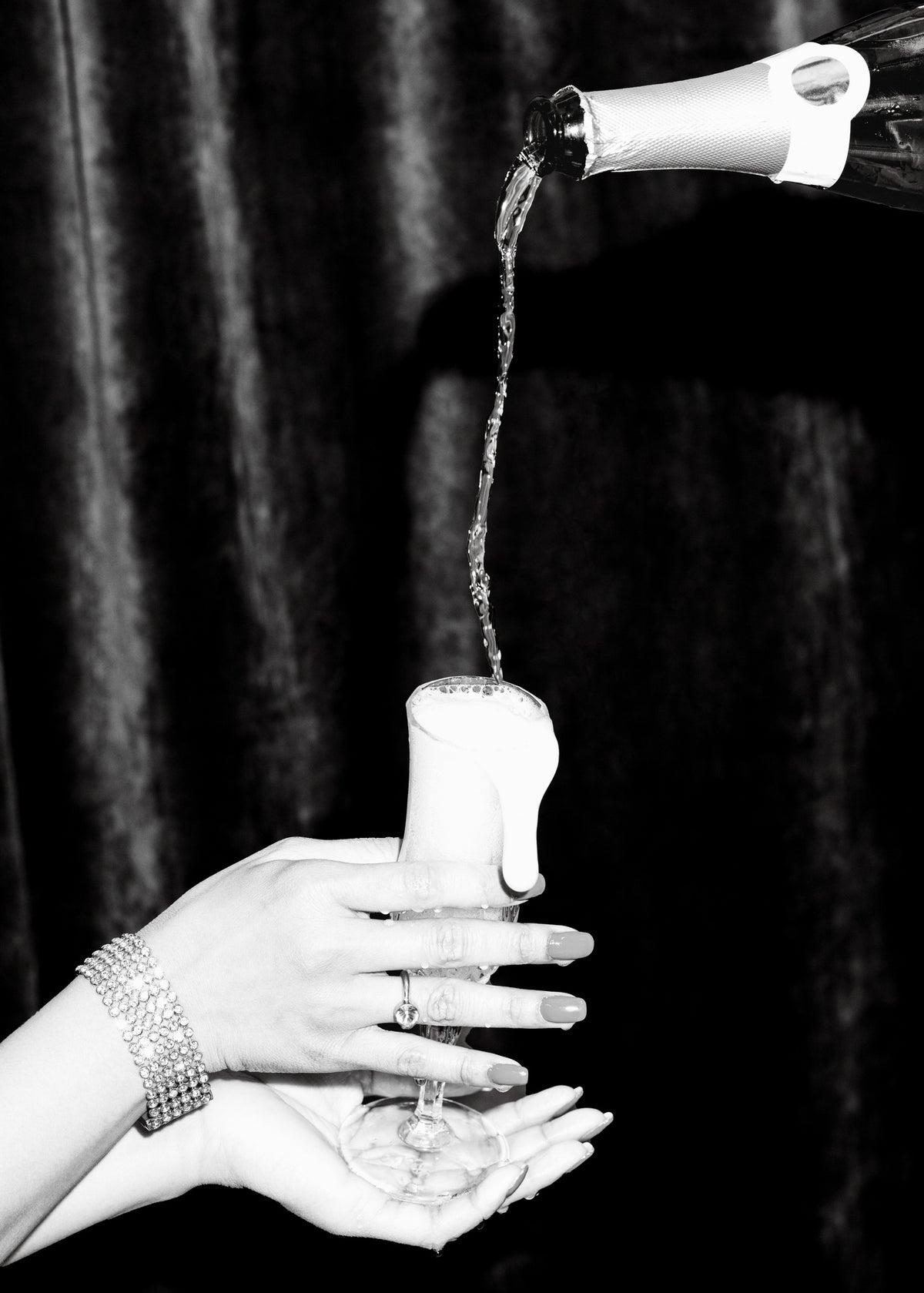 framedcanvas-print-champagne-hands-bw