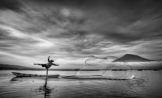 5-piece-aluminium-print-man-behind-the-nets