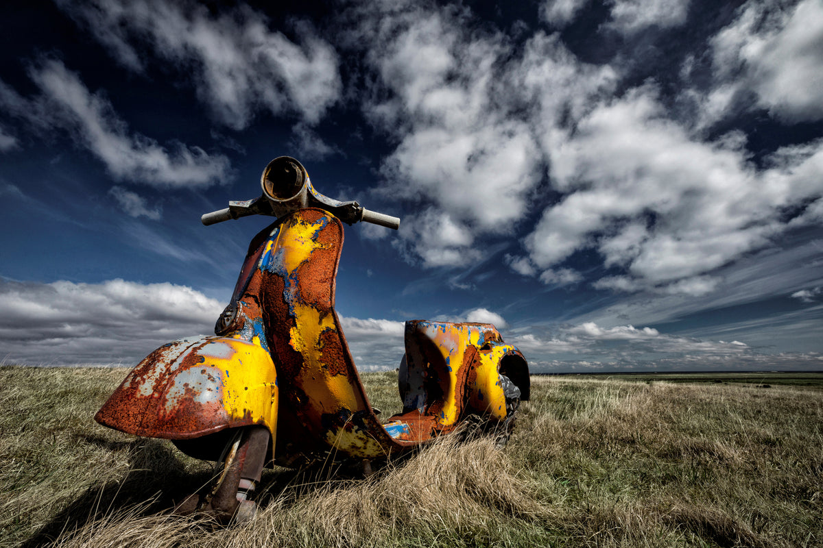 aluminium-print-yellow-scooter-x