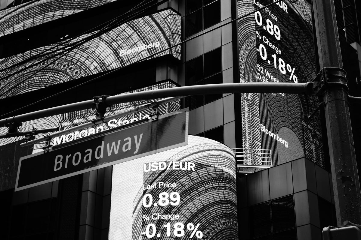 aluminium-print-at-night-on-broadway