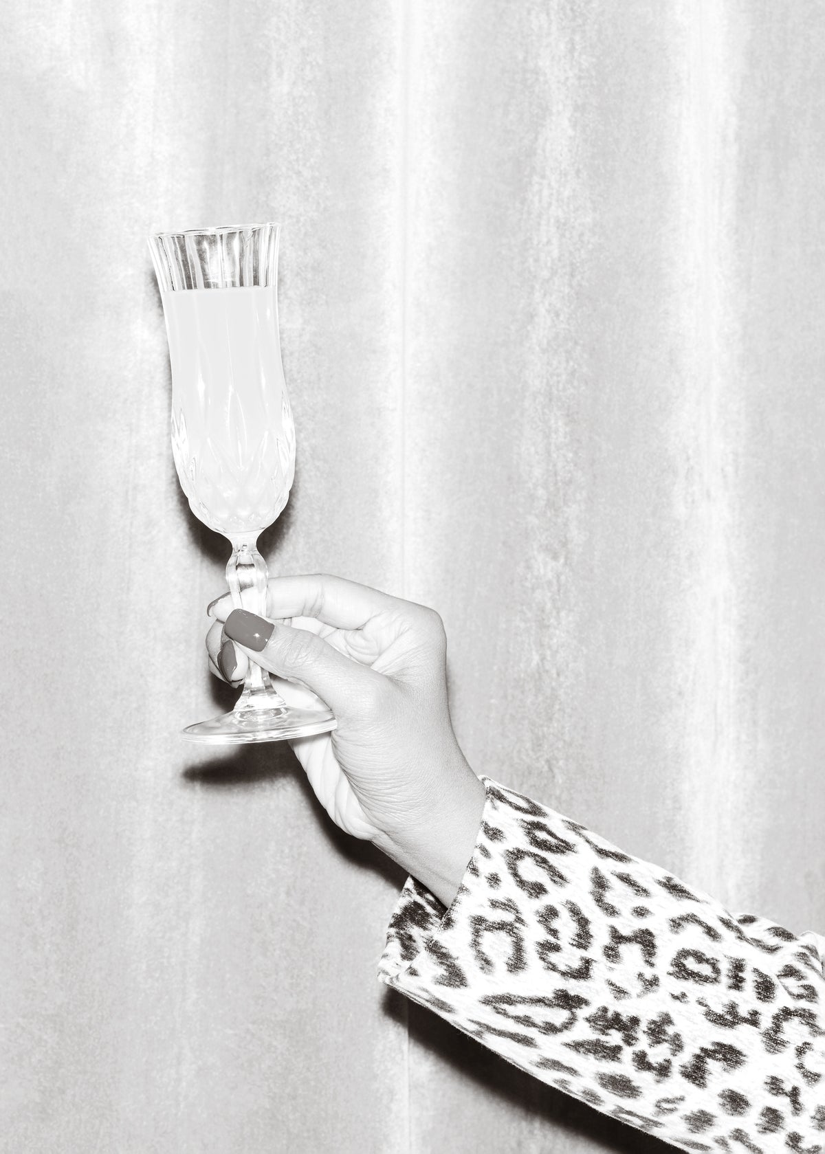 aluminium-print-hands-glass-black-and-white