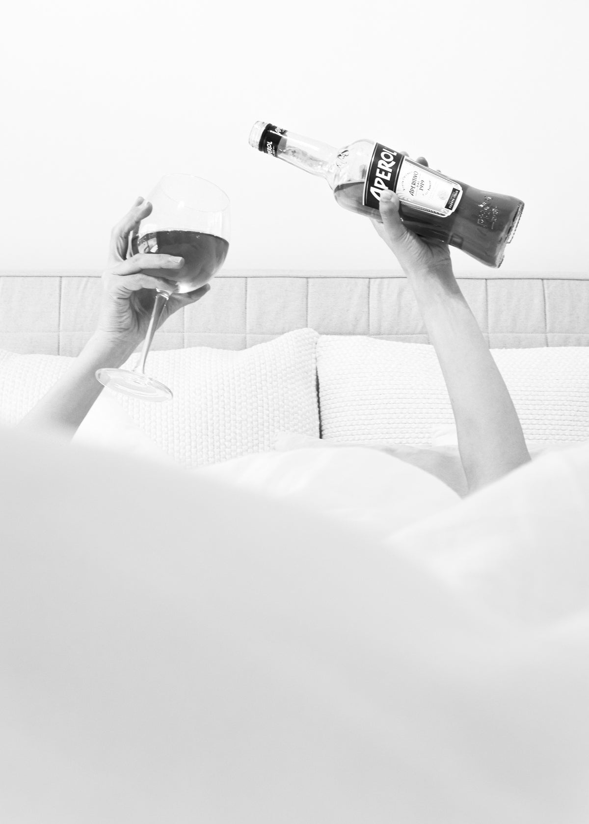 framedcanvas-print-aperol-in-bed-bw