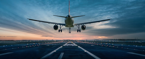 panoramic-poster-print-flugzeug-uber-der-landebahn
