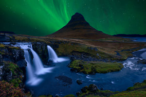 framedcanvas-print-kirkjufell-under-a-boreal-green-sky