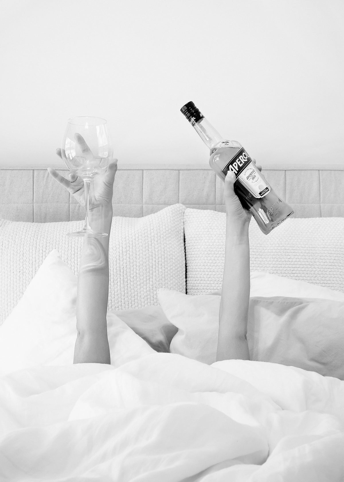 framedposter-print-aperol-in-bed-low-key