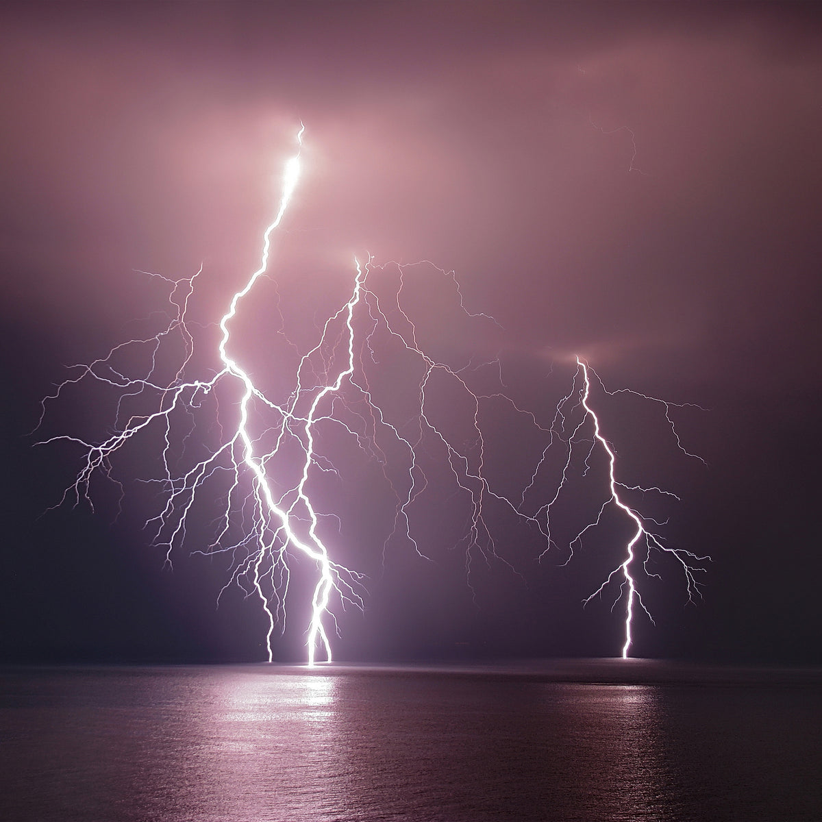 canvas-print-thunderbolt-over-the-sea