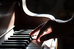 framedposter-print-piano-player