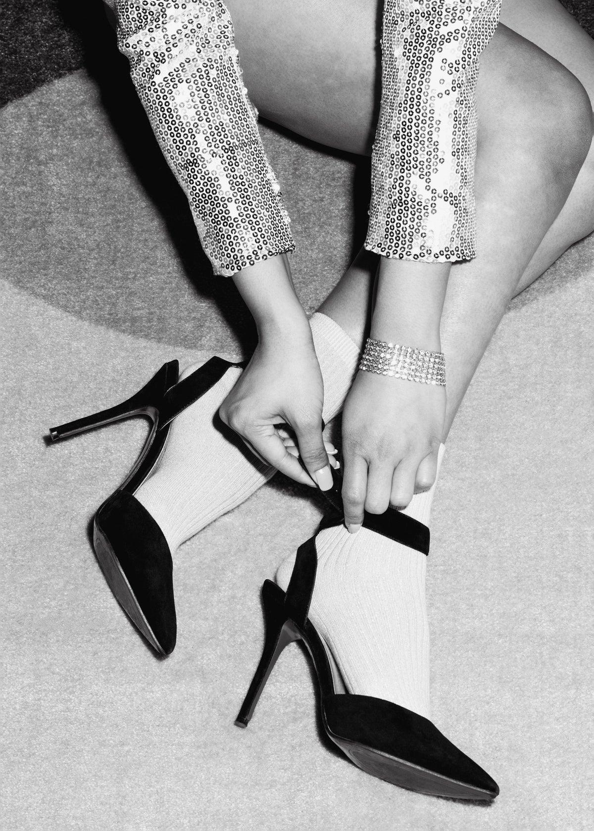 framedcanvas-print-legs-party-black-and-white