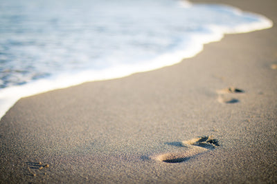poster-print-footprints-in-the-sand-on-the-beach