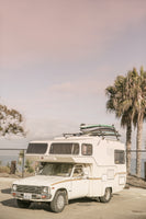 aluminium-print-vintage-camper-parked