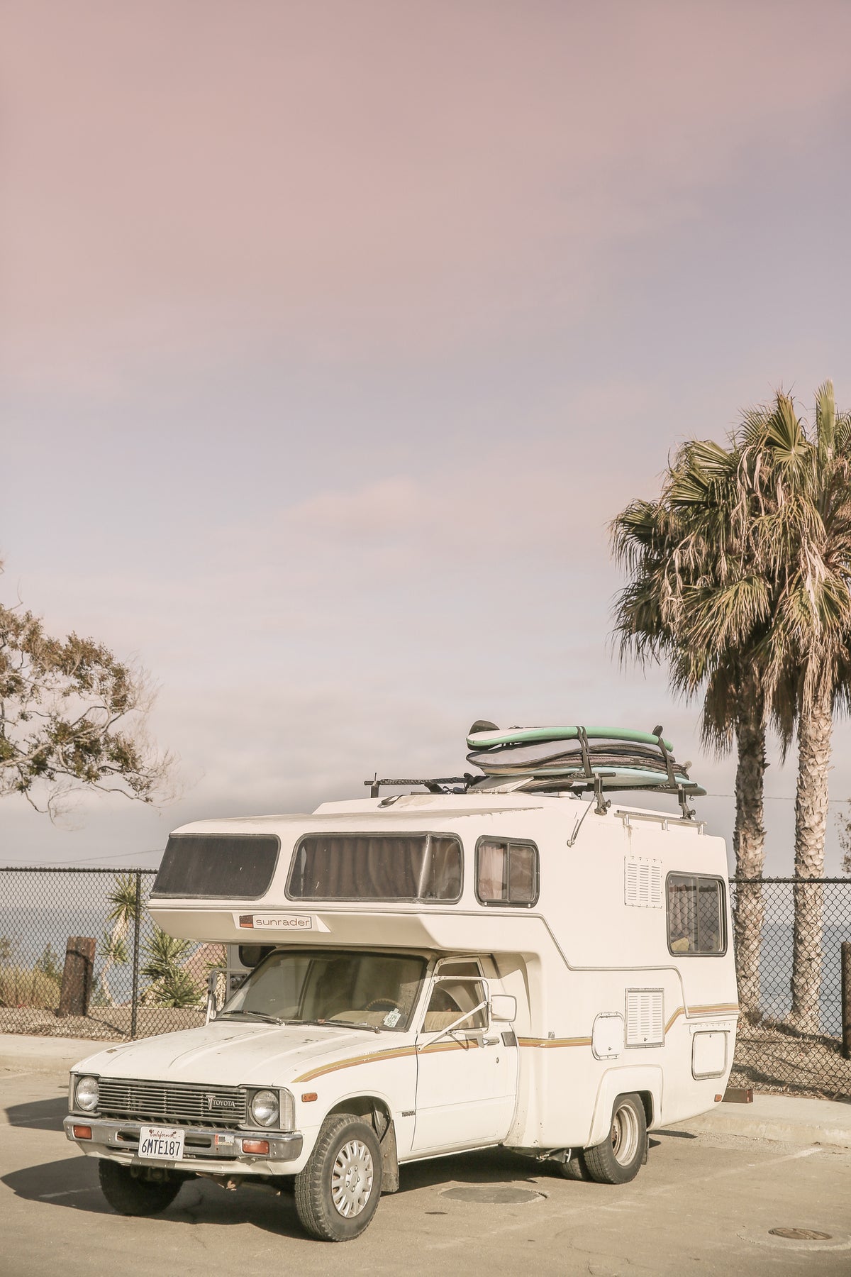 aluminium-print-vintage-camper-parked