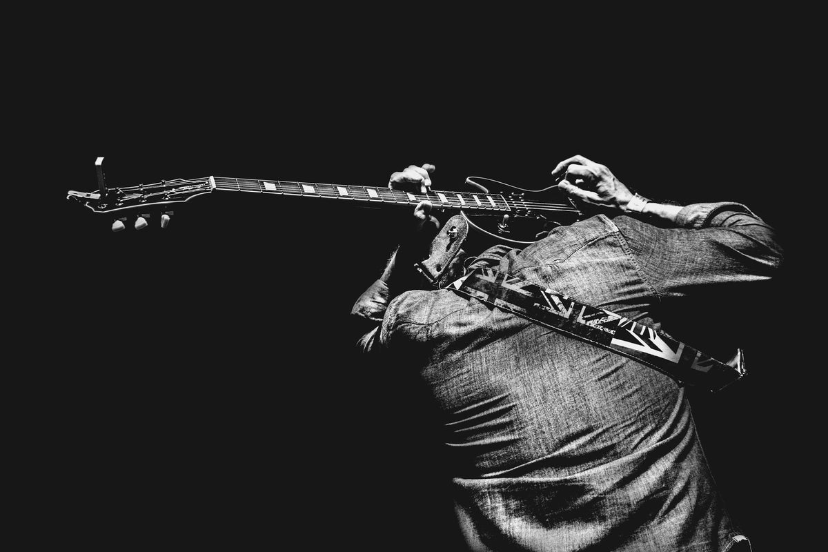 framedcanvas-print-the-guitar-game