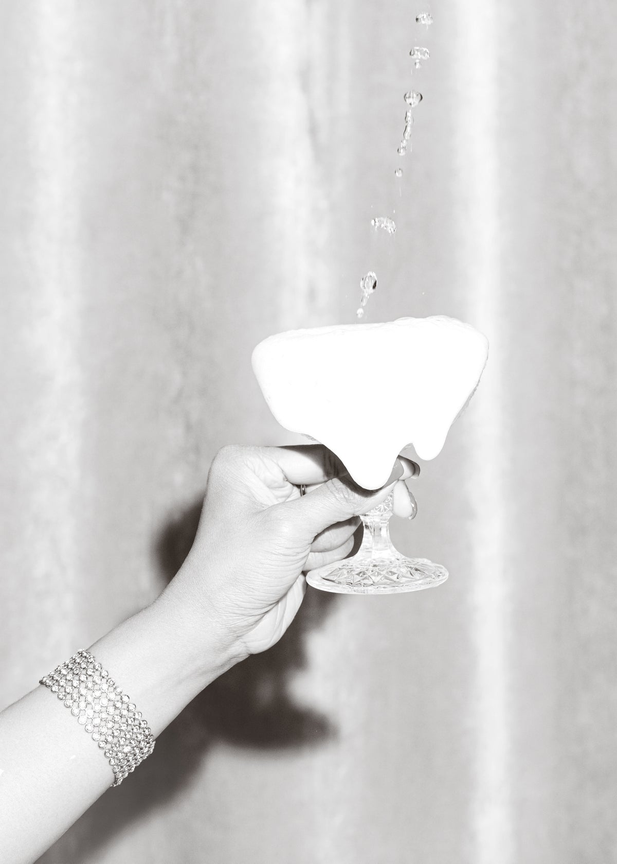canvas-print-hands-drink-glass-black-and-white
