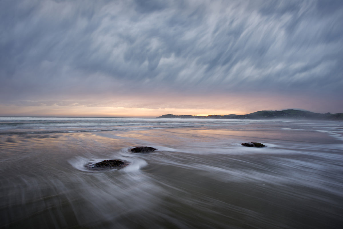 canvas-print-windy-dawn-at-koekohe-beach