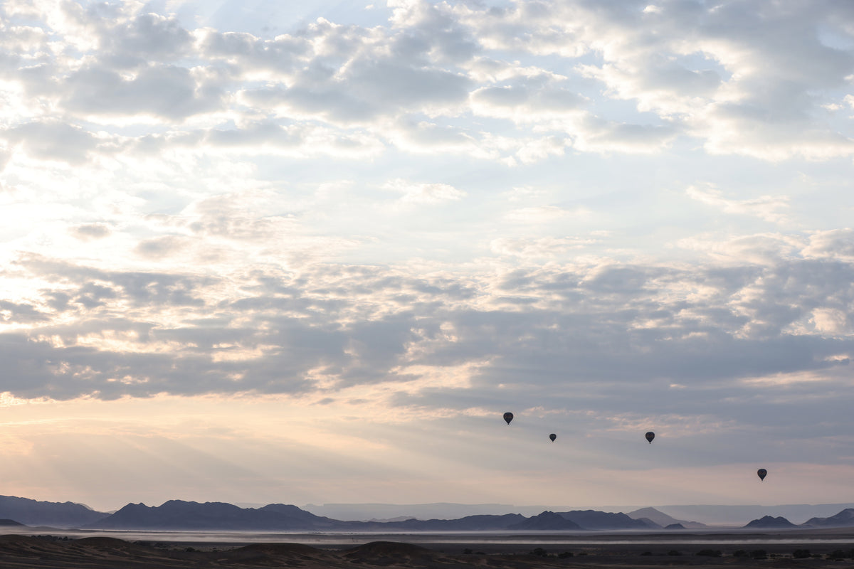 canvas-print-hot-air-balloons-floating-across-a-vast-desert